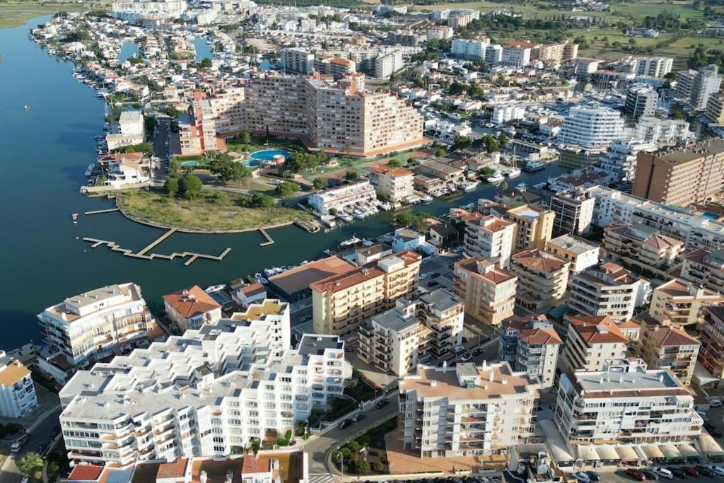 Spacieux Rose Front Et Piscine Apartament Roses