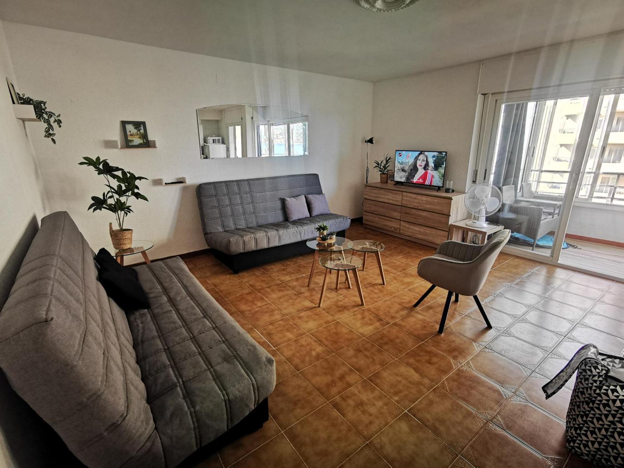 Spacieux Rose Front Et Piscine *