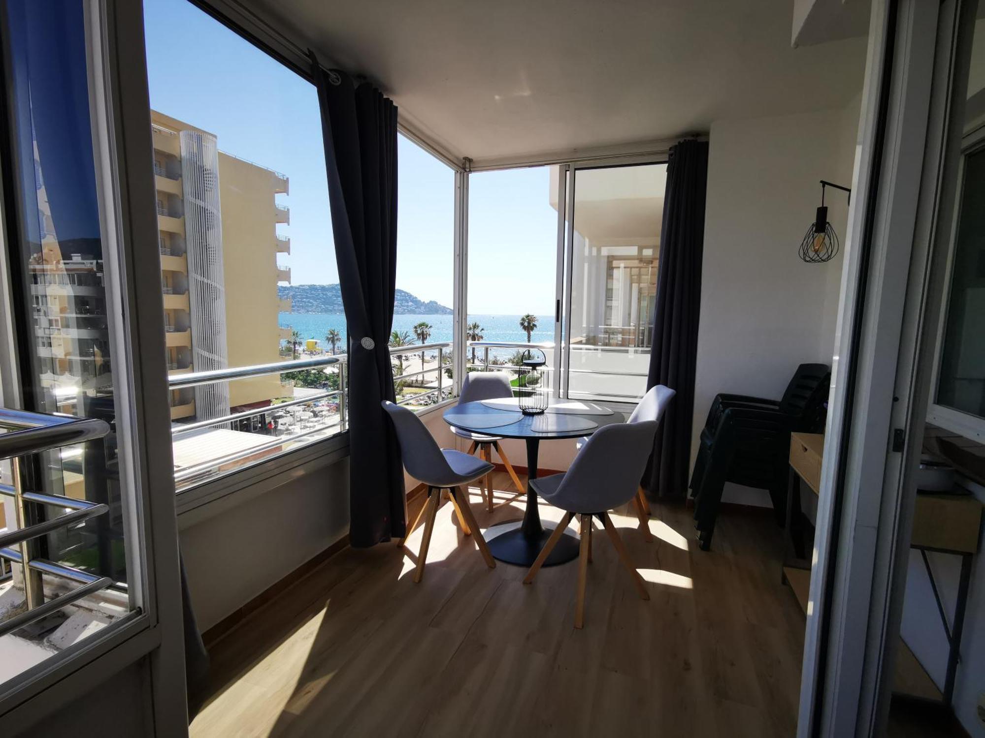 Spacieux Rose Front Et Piscine *