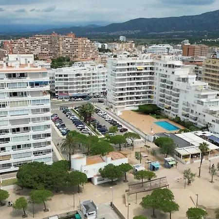 Spacieux Appartement Rose Front Mer Et Piscine Roses Exterior photo