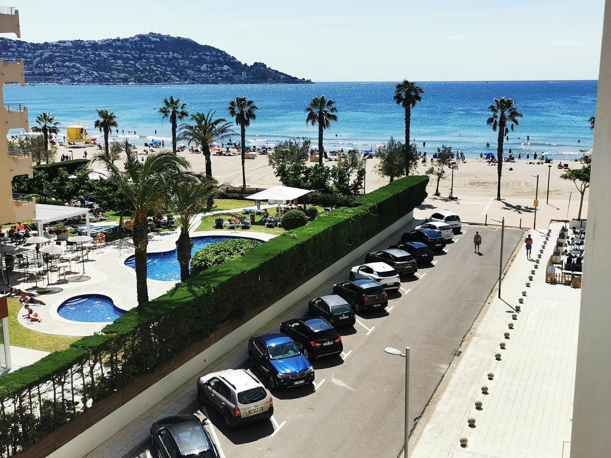 Spacieux Rose Front Et Piscine Appartement Roses