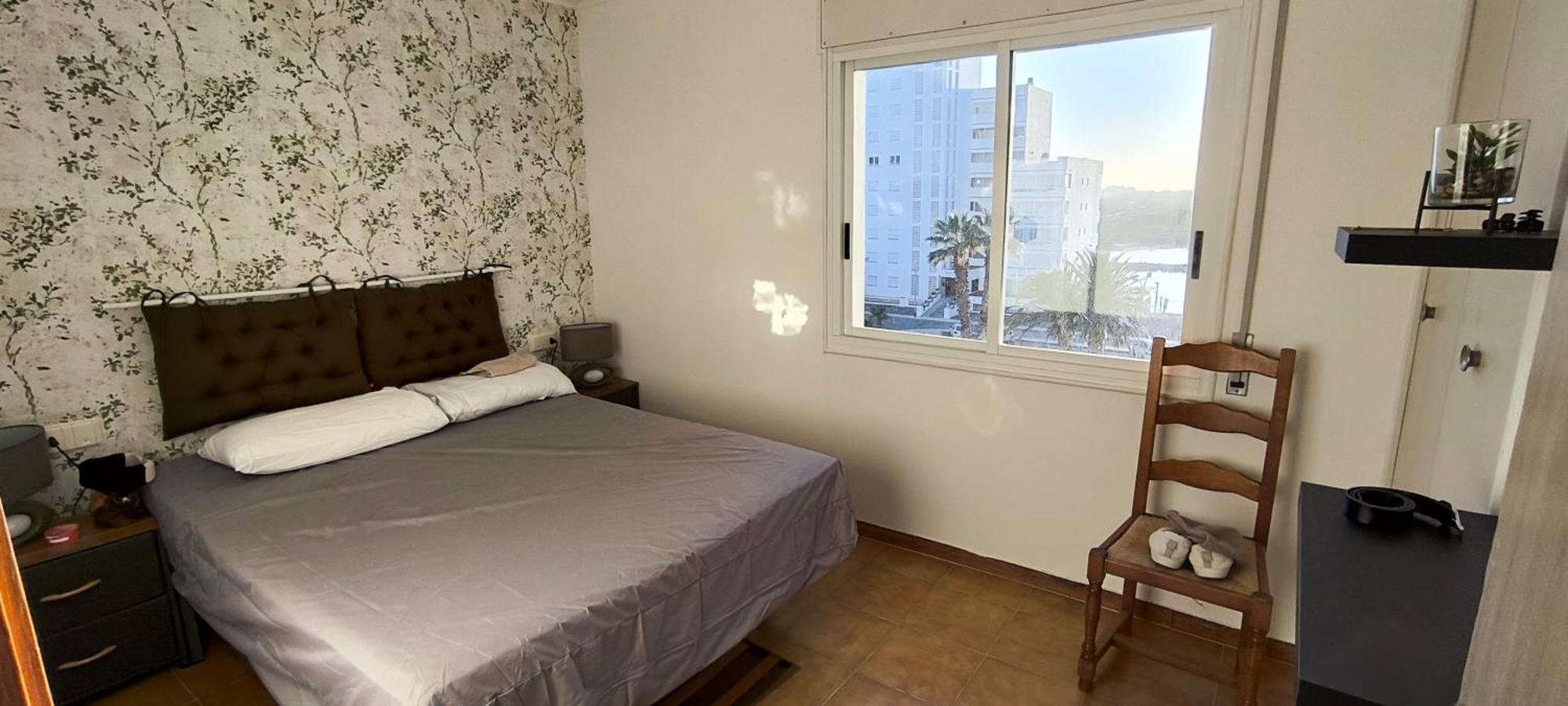 Spacieux Rose Front Et Piscine *